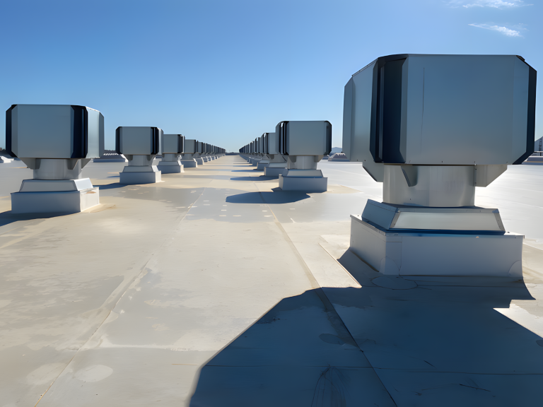Vistas de ventiladores de techo alineados en una azotea bajo un cielo despejado. Aireadores.